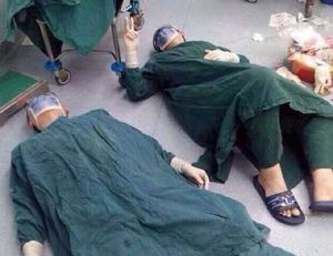 Фото лежащих на полу хирургов разлетелось по всему Интернету! Причина — просто до слёз…
