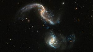 #фото дня | Телескоп «Хаббл» запечатлел две сливающиеся галактики