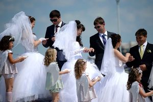 «Учимся служить друг другу». Почему россияне стали чаще жениться