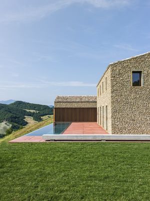 Три артефакта современного проекта в Италии