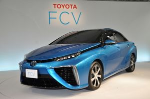 Новый автомобиль Toyota Mirai, работающий на водороде