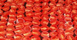 Экономь время на кухне! Самый быстрый способ нарезать помидоры черри!