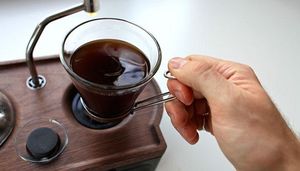 Британские ученые изобрели будильник, который варит свежий кофе по утрам |