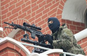 Снайперы на Спасской башне Кремля теперь сидят в масках