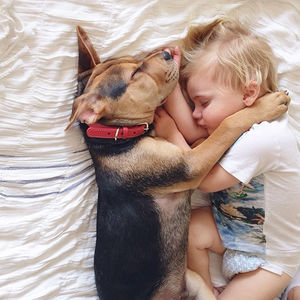 Больше всего на свете этот мальчик любит спать со своим щенком!