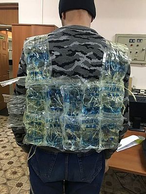 В Забайкалье мужчина пытался пронести контрабандную водку из Китая