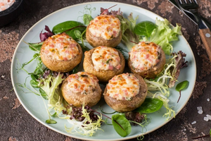 Фаршированные шампиньоны: простая закуска с ностальгическим вкусом