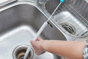 Как прочистить кухонную раковину и предотвратить засоры: простой способ для дома