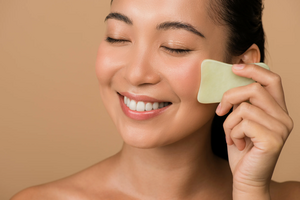 Как использовать гуаша в конце утреннего ухода: быстрый ритуал для свежего лица