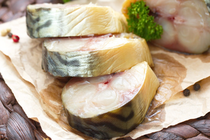 Слабосолёная скумбрия за 24 часа: простой и удачный рецепт