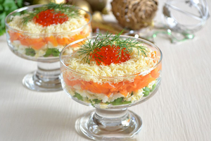 Лёгкий праздничный салат с форелью