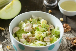 Лёгкий салат с китайской капустой, курицей и яблоком