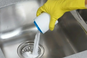 Как быстро прочистить кухонную раковину и предотвратить засоры