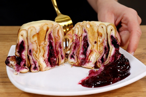 «Царские блины» с творогом и ягодами в сметанной заливке. Нежнее не придумаешь!