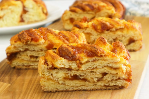 Нежная творожная косичка с вареньем к чаю