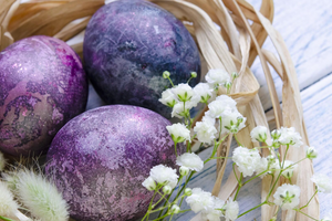 Как покрасить яйца чаем каркаде — натуральный и красивый способ