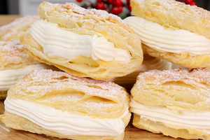 Простой рецепт слоёных ракушек с нежным кремом – идеальное сочетание к чашке чая