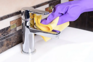 Как легко очистить смеситель и раковину от известкового налёта без химии