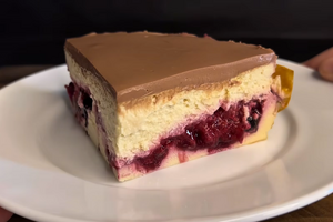 Нежный творожный десерт с ягодами: полезное удовольствие без лишних калорий