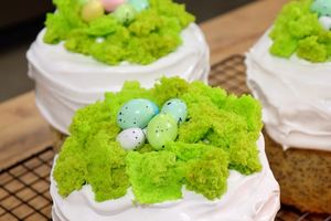 Пасхальный декор за 5 минут: украшаем куличи «лесным мхом»