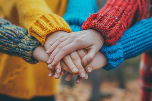 10 признаков фальшивой дружбы: как понять, что рядом не тот человек