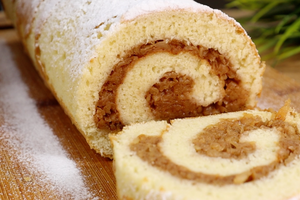 Забудьте про шарлотку – самый ленивый яблочный рулет. Просто вылейте тесто на яблоки