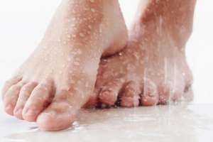 Повышенная потливость ног: причины, риски и эффективные способы решения