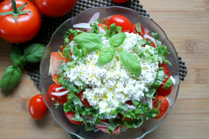 Трендовый салат из помидоров с творогом в сливках: просто, свежо и очень вкусно