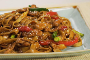 Лапша удон с курицей и овощами в соусе терияки