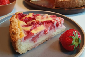 Нежный творожный пирог с клубникой и сметанным кремом