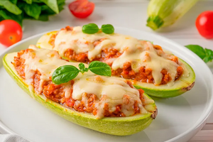 Лодочки из цукини с фетой и овощной начинкой: простой летний рецепт без мяса
