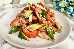 Хрустящий салат с огурцами и курицей в азиатском стиле