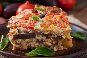 Греческая мусака с баклажанами и мясным соусом