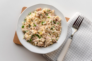 Салат с тунцом, огурцом и нори: лёгкий рецепт с необычной заправкой
