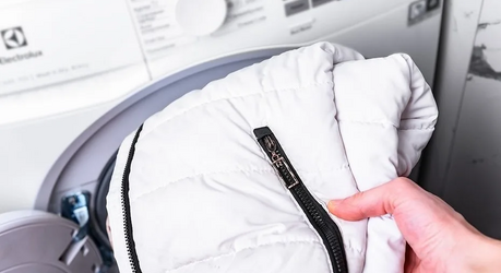 Как постирать куртку в стиральной машине и не испортить её