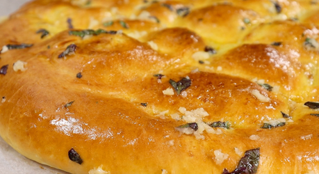 Большая пампушка с чесноком или лепёшка с начинкой – нежное тесто, не черствеет