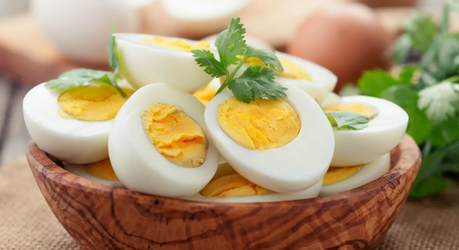 Почему у варёного яйца зеленеет желток и как этого избежать