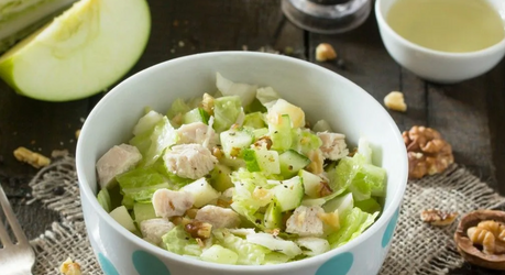 Лёгкий салат с китайской капустой, курицей и яблоком