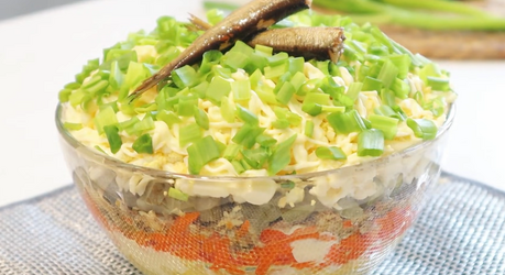 Салат из шпротов: нежное и сытное лакомство для всей семьи