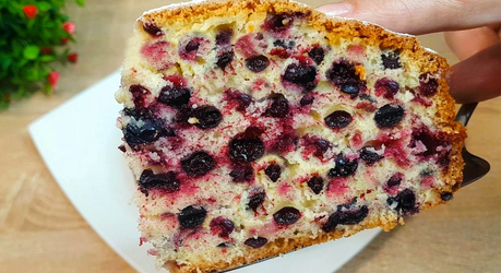 Простой пирог с замороженными ягодами к чаю