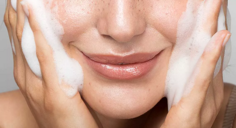 Чистая кожа без компромиссов: как правильно очищать лицо и почему это важнее макияжа