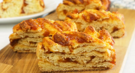 Нежная творожная косичка с вареньем к чаю