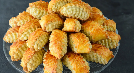 Булочки «Кита» из школьной столовой: мягкие, слоистые и с хрустящей крошкой