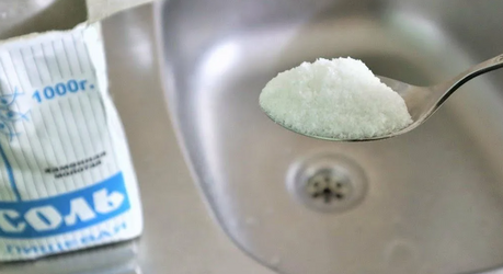 Для чего засыпать соль в раковину на ночь?