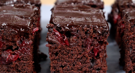 Шоколадный пирог с вишней без яиц и молока