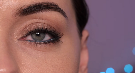 Трендовый смоки-айс с изюминкой: модный макияж, который сейчас в топе