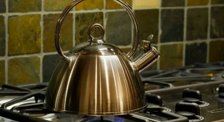 Как отмыть старый чайник от жира и копоти: два проверенных способа