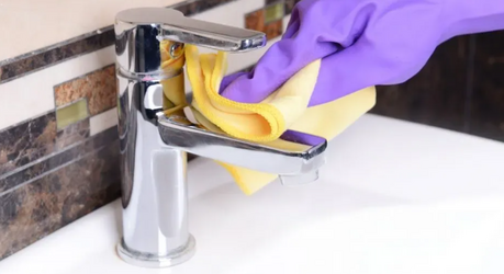 Как легко очистить смеситель и раковину от известкового налёта без химии