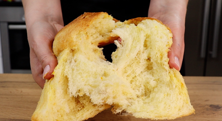 Волокнистый мякиш без крошек: кулич Бриошь – идеальная пасхальная выпечка