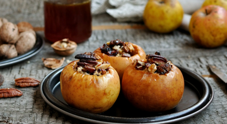 Запеченные яблоки с орехами